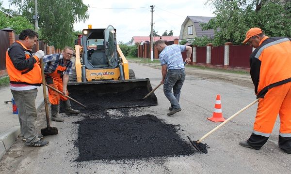 Бригада выполняет ямочный ремонт асфальта