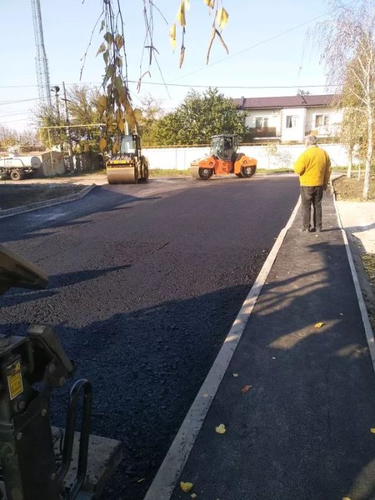 Укладка асфальта дорожным катком